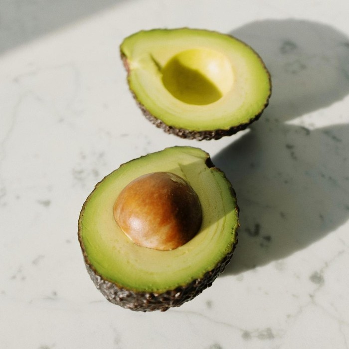 Di balik rasanya yang lezat, alpukat juga menyimpan banyak nutrisi yang bermanfaat bagi tubuh. Kandungan vitamin, mineral, dan lemak sehat di dalamnya dapat memberikan energi bagi tubuh dan dapat bertahan hingga berjam-jam.