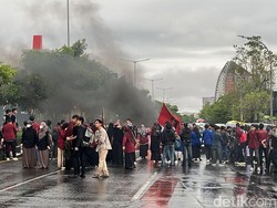 Massa Demo Hari Buruh Blokade Jalan AP Pettarani-Alauddin Makassar Sore Ini