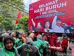 Peringati Hari Buruh, PDIP Surabaya Berbagi ke Ratusan Ojol Perempuan