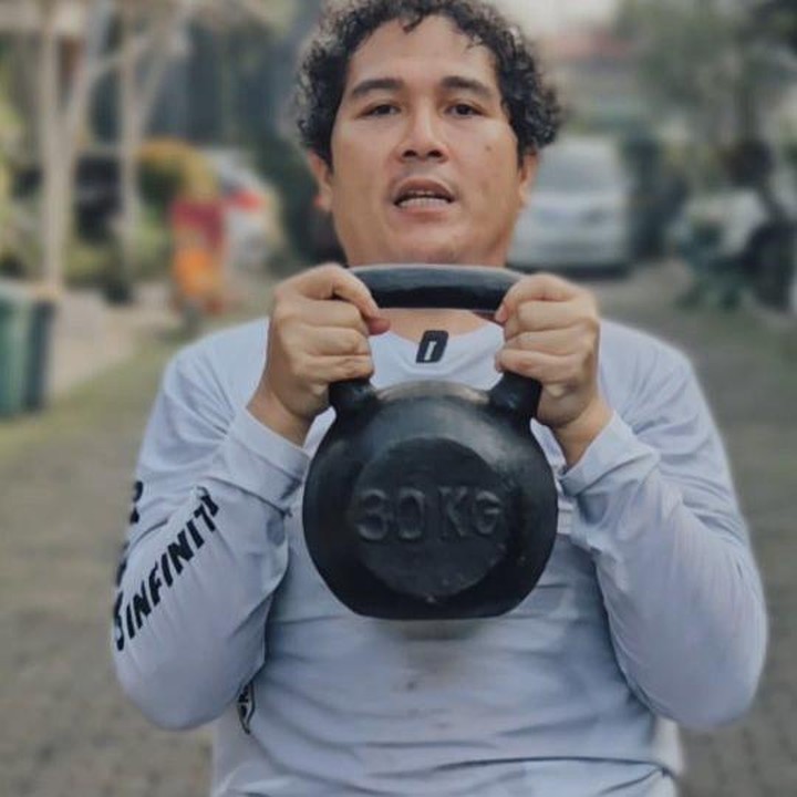<p>Bunda mungkin sudah tidak asing lagi dengan Ery Makmur. Aktor&nbsp;satu ini menarik perhatian publik karena berhasil menurunkan berat badan dan menunjukkan perubahan fisik yang cukup drastis. (Foto: Instagram @ery_makmur)</p>