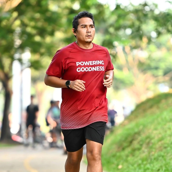 <p>Di tengah jadwal syuting yang padat, Ery tetap menyempatkan diri berbagi tips seputar pola hidup lebih sehat yang dijalani, termasuk olahraga rutin berlari serta latihan angkat beban.&nbsp;(Foto: Instagram @ery_makmur)</p>