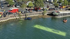FOTO: Evakuasi Bus Nyebur ke Sungai Seine Paris, 4 Penumpang Selamat