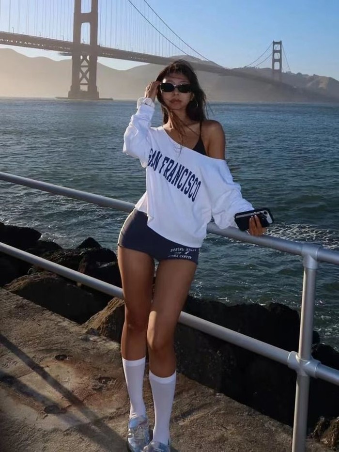 Hotpants tetap jadi andalan fashion girl untuk tampil bold dan standout. Potongannya yang super pendek membuat kaki terlihat lebih jenjang dan stylish./ Foto: pinterest.com