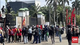 Massa Buruh Mulai Padati Gedung DPR, Arus Lalu Lintas Masih Lancar