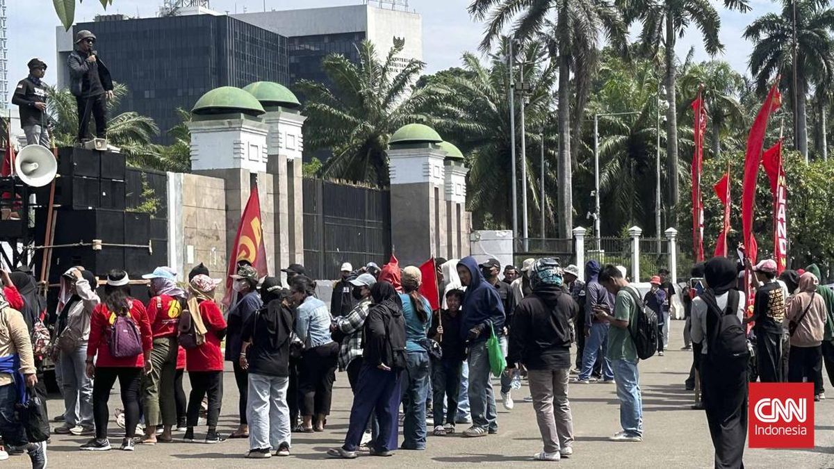 Massa Buruh Mulai Padati Gedung Dpr, Arus Lalu Lintas Masih Lancar