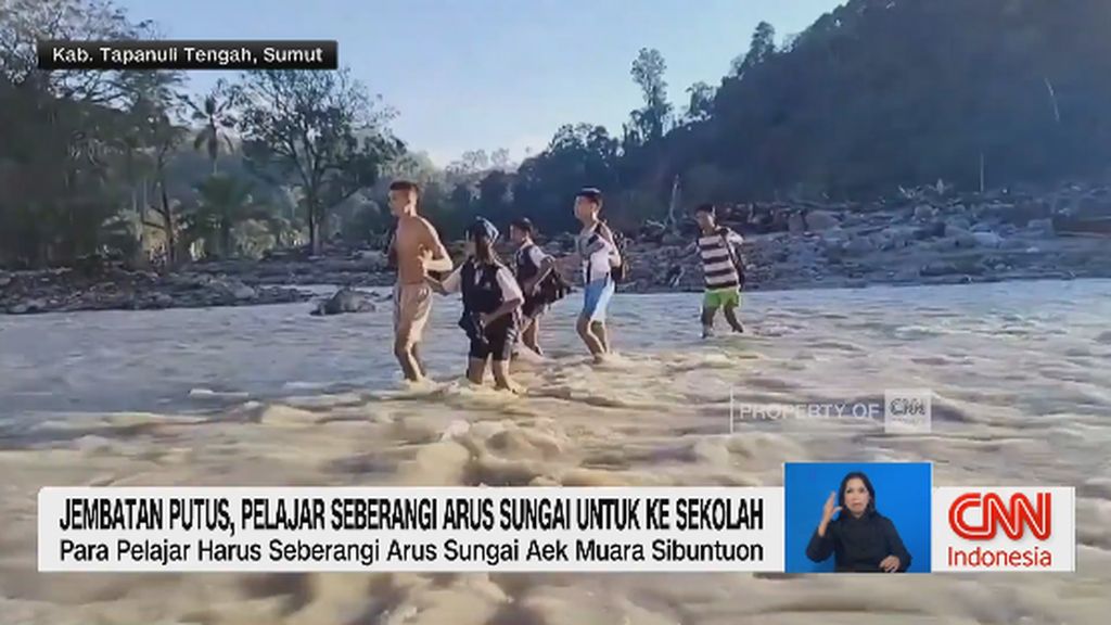 VIDEO: Jembatan Putus, Pelajar Seberangi Arus Sungai untuk ke Sekolah