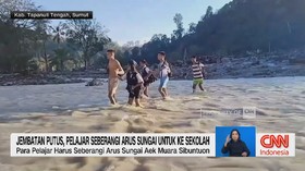 VIDEO: Jembatan Putus, Pelajar Seberangi Arus Sungai untuk ke Sekolah