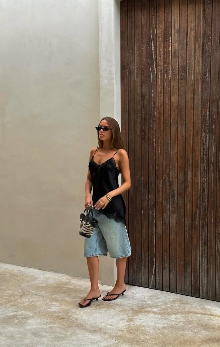 Jorts kembali jadi favorit Gen Z karena nyaman dan versatile. Model denim longgar ini cocok dipakai untuk gaya casual maupun semi-formal./ Foto: pinterest.com