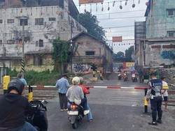 Palang Elektronik Diuji Coba di Perlintasan Rel KA Bekasi Timur