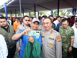 Polda Sumsel Kawal Aksi Damai 416 Buruh, Potong Tumpeng Bersama di DPRD