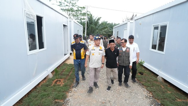 Warga Desa Lubuk Sidup mulai meninggalkan tenda pengungsian setelah pemerintah menyediakan huntara pascabanjir, bawa kenyamanan dan harapan baru.