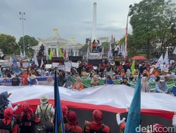 Massa Aksi May Day 2026 Tiba di Kantor Gubernur Jatim
