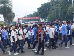 Massa Buruh Berdatangan Ramaikan May Day, Lalin Sekitar Monas Macet