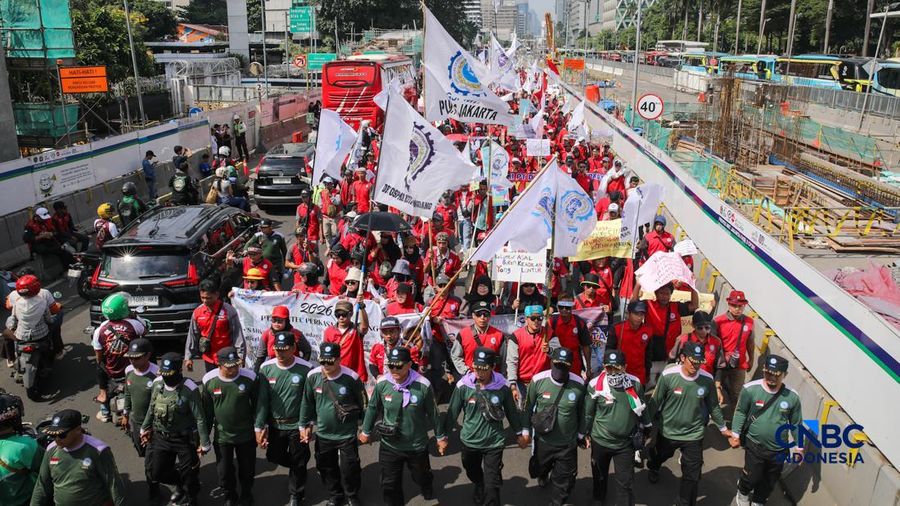 Massa buruh yang tergabung dalam Gerakan Serikat Pekerja Manufaktur Independen Indonesia (GSPMII) melakukan unjuk rasa saat peringatan Hari Buruh Internasional alias May Day di area Patung Kuda, Jakarta, Kamis (1/5/2026).