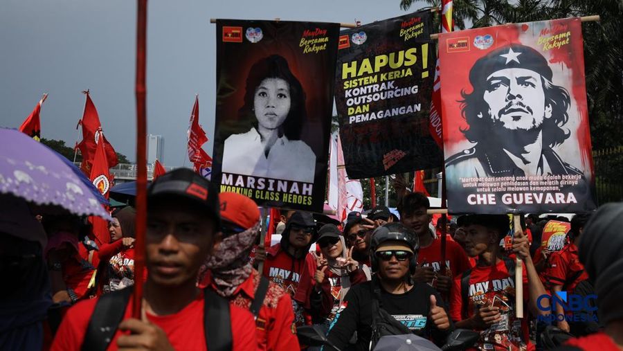 Massa pekerja nan tergabung dalam Konfederasi Kongres Aliansi Serikat Buruh Indonesia (KASBI) mulai berdatangan ke area Gedung DPR RI, Senayan, Jakarta, Jumat (1/5/2026).