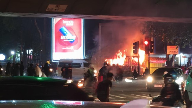 Aksi massa di Simpang Tamansari, Bandung, berujung pembakaran pos polisi dan memicu kemacetan, Jumat malam ini.