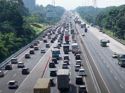 Video Pantauan Udara: Momen Long Weekend, Lalu Lintas Tol Japek-MBZ Padat