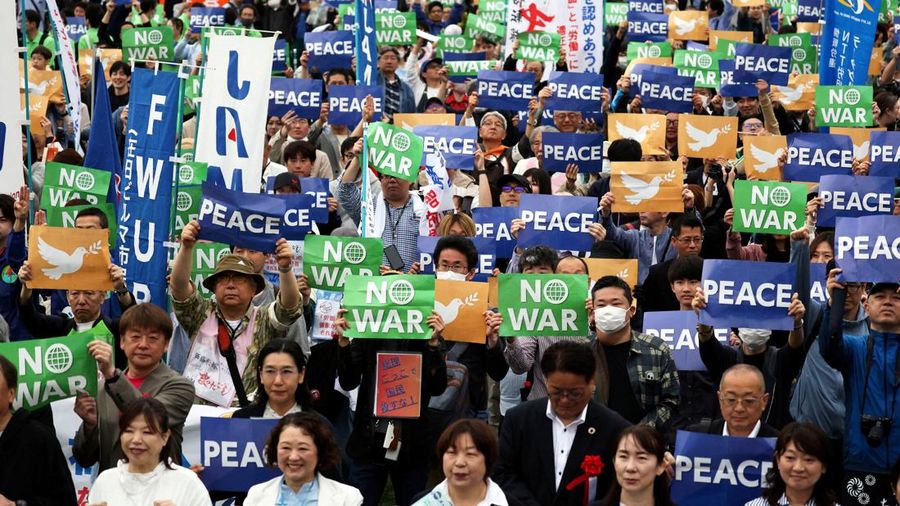Para personil Konfederasi Serikat Buruh Jepang, nan dikenal sebagai Rengo, mengangkat poster anti-perang selama unjuk rasa Hari Buruh tahunan mereka untuk menuntut bayaran nan lebih tinggi dan kondisi kerja nan lebih baik di Taman Yoyog, Tokyo Jepang (29/4/2026). (REUTERS/Issei Kato)
