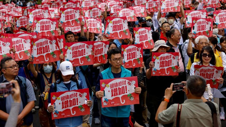 Para pekerja Taiwan dan asing menampilkan beragam poster dan meneriakkan slogan-slogan saat mereka berbanjar dalam pawai Hari Buruh Internasional di Taipei, Taiwan, Jumat (1/5/2026). (REUTERS/Ann Wang)