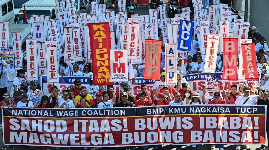 Para pengunjuk rasa berbanjar sembari membawa spanduk tuntutan mereka selama demonstrasi Hari Buruh di Manila, Filipina, Jumat (1/5/2026). (REUTERS/Noel Celis)