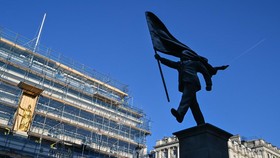 FOTO: Detail Patung Karya Banksy yang Muncul Misterius di London