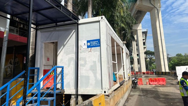 Walaupun Halte Manggarai ditutup mulai hari ini untuk memberikan ruang proyek LRT, Transjakarta menyediakan dua halte temporer di sisi jalan.