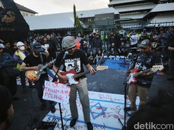 Gigs Band Meriahkan Aksi May Day di Kantor Gubernuran Semarang