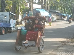Denyut Hidup Para Penarik Becak Indramayu yang Belum Hilang