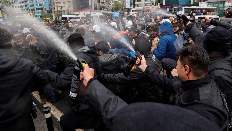 Polisi menggunakan semprotan merica untuk membubarkan demonstran, saat orang-orang mencoba menentang larangan dan berparade di Lapangan Taksim untuk merayakan Hari Buruh, di Istanbul, Turki, Jumat (1/5/2026). (REUTERS/Kemal Aslan)