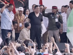 Momen Prabowo Buka Baju Safari lalu Lempar ke Massa Buruh di Monas