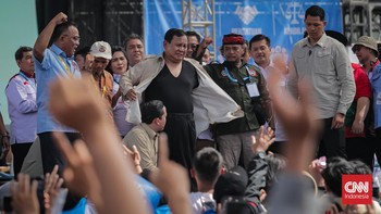 FOTO: Prabowo Joget hingga Buka Baju di Atas Panggung Hari Buruh