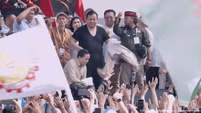 Usai pidato di May Day 2026, Presiden Prabowo melepas baju safari dan berinteraksi akrab dengan buruh, menciptakan suasana hangat di Monas.