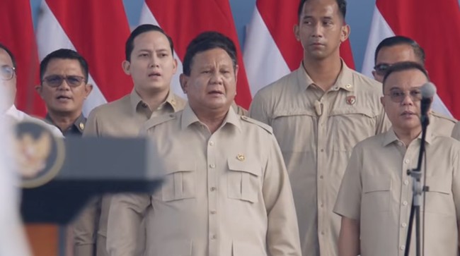 Presiden Prabowo Subianto hadir langsung dalam peringatan Hari Buruh di Monas. Ia disambut antusias buruh, menyapa massa, dan tampil di panggung dengan joget.