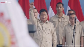 Prabowo Hadiri Peringatan Hari Buruh, Lempar Topi di Atas Panggung