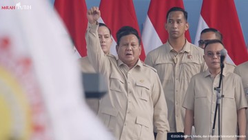 Prabowo Hadiri Peringatan Hari Buruh, Lempar Topi di Atas Panggung