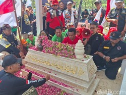 May Day Nganjuk, Ratusan Buruh Long March-Ziarah ke Makam Marsinah