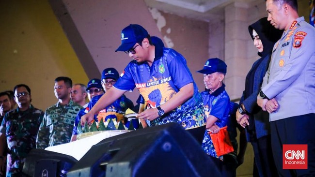 Massa buruh di Medan merayakan May Day 2026 dengan bernyanyi, potong tumpeng, dan lucky draw di gedung bersama wali kota dan jajaran muspida.