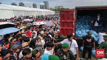 FOTO: Ribuan Buruh di Monas Dapat Sembako Gratis saat May Day 2026