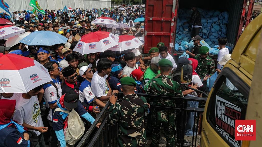 Ribuan Buruh May Day 2026 di Monas Antre Panjang Dapat Sembako Gratis dari Istana