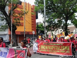 Ribuan Buruh Gelar Long March di Medan, Sindir Seremoni Negara