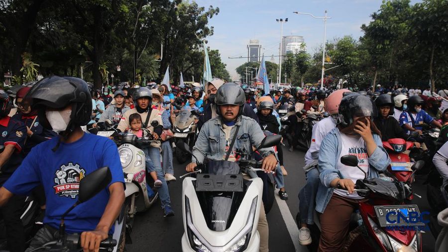 Ribuan pekerja nan mengendarai sepeda motor tiba di Jalan Medan Merdeka Selatan, Jumat (1/5/2026).
