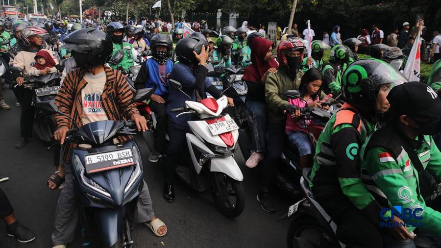 Ribuan pekerja nan mengendarai sepeda motor tiba di Jalan Medan Merdeka Selatan, Jumat (1/5/2026).
