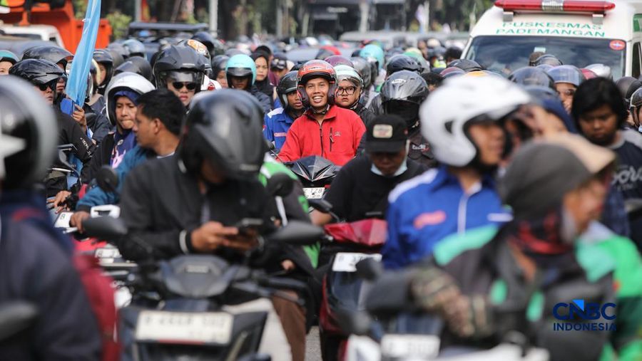 Ribuan pekerja nan mengendarai sepeda motor tiba di Jalan Medan Merdeka Selatan, Jumat (1/5/2026).
