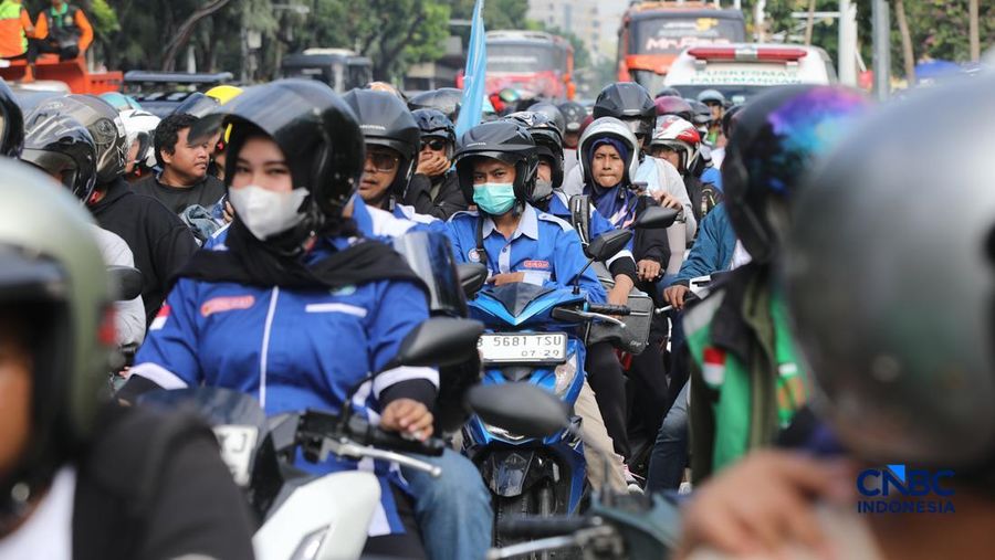 Ribuan pekerja nan mengendarai sepeda motor tiba di Jalan Medan Merdeka Selatan, Jumat (1/5/2026).