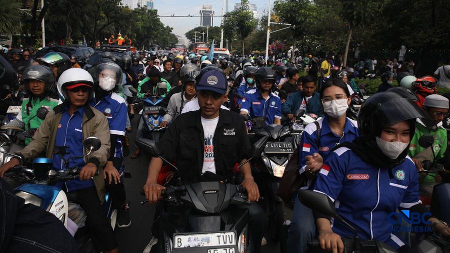 Ribuan pekerja nan mengendarai sepeda motor tiba di Jalan Medan Merdeka Selatan, Jumat (1/5/2026).