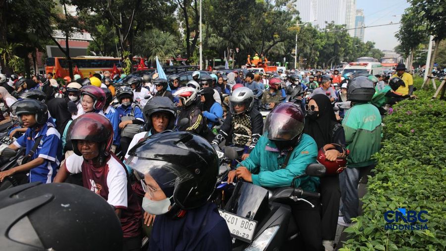 Ribuan pekerja nan mengendarai sepeda motor tiba di Jalan Medan Merdeka Selatan, Jumat (1/5/2026).