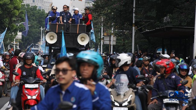 Ramai-Ramai Buruh Naik Motor Hadiri Peringatan May Day 2026 di Monas