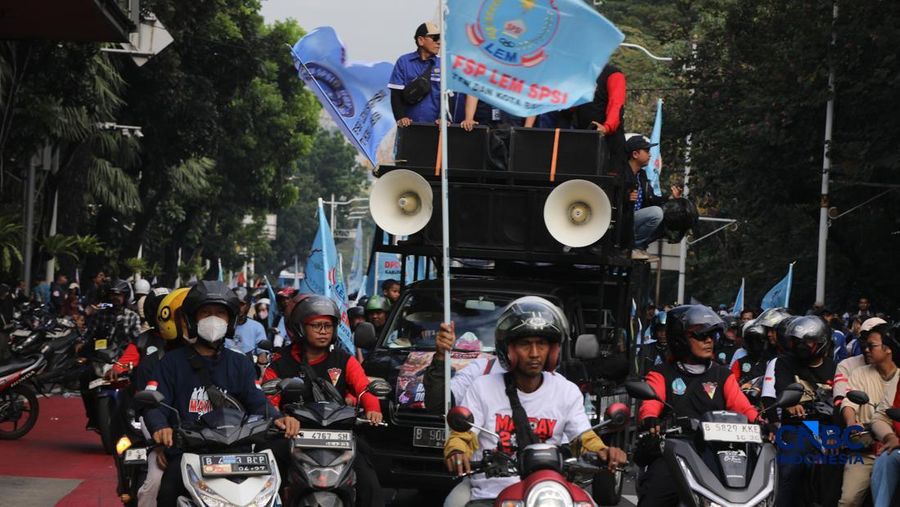 Ribuan pekerja nan mengendarai sepeda motor tiba di Jalan Medan Merdeka Selatan, Jumat (1/5/2026).