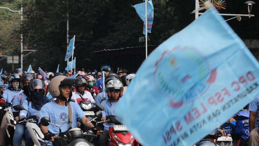 Ribuan pekerja nan mengendarai sepeda motor tiba di Jalan Medan Merdeka Selatan, Jumat (1/5/2026).
