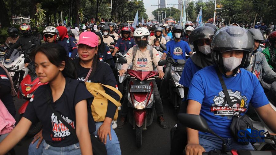 Ribuan pekerja nan mengendarai sepeda motor tiba di Jalan Medan Merdeka Selatan, Jumat (1/5/2026). (CNBC Indonesia/Faisal Rahman)